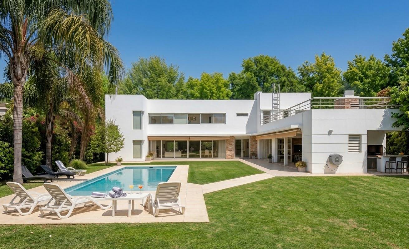 Casa de 5 dormitorios con pileta y quincho en Country Los Álamos, Ibarlucea