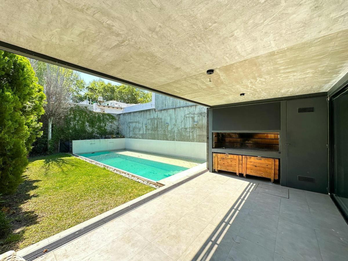 Foto de Casa de 3 dormitorios con 2 cocheras, jardín y pileta en Echesortu, imagen 2