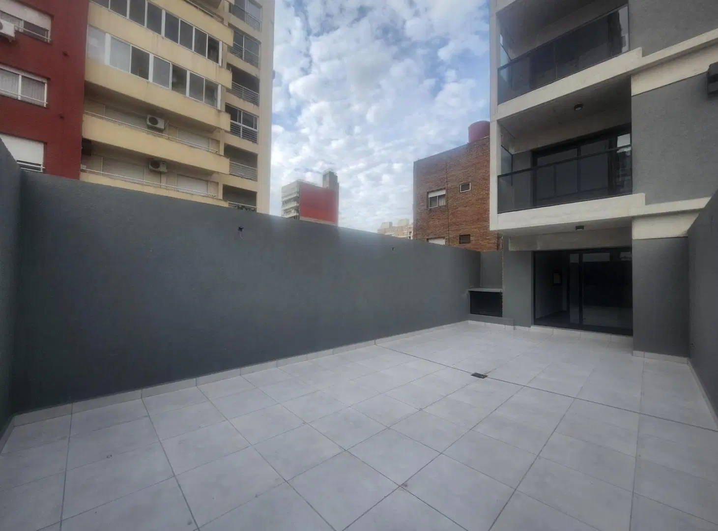Alquiler departamento monoambiente con patio en barrio abasto 5