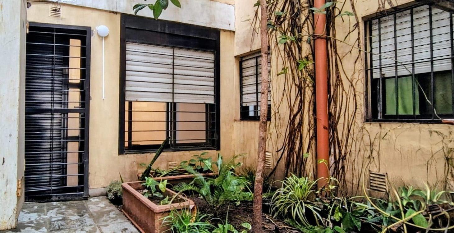 Foto de Departamento de pasillo de dos dormitorios con patio centro rosario, imagen 1