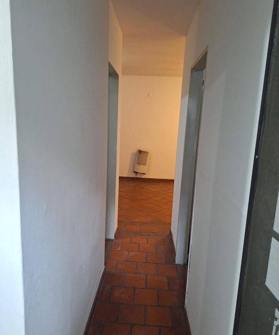 Foto de Departamento de pasillo de dos dormitorios con patio centro rosario, imagen 5