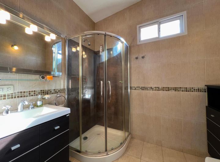 VENTA – Casa de 4 dormitorios con nave industrial – Granadero Baigorria. 4