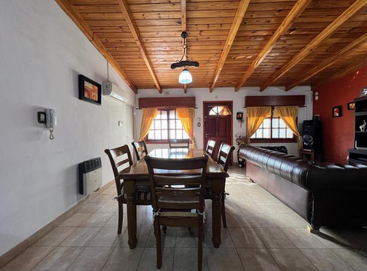 VENTA – Casa de 4 dormitorios con nave industrial – Granadero Baigorria. 2