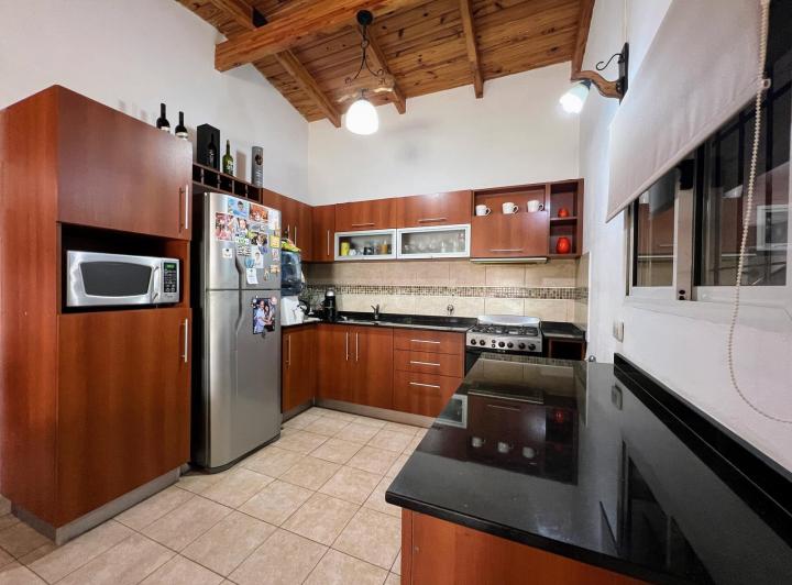 VENTA – Casa de 4 dormitorios con nave industrial – Granadero Baigorria. 5