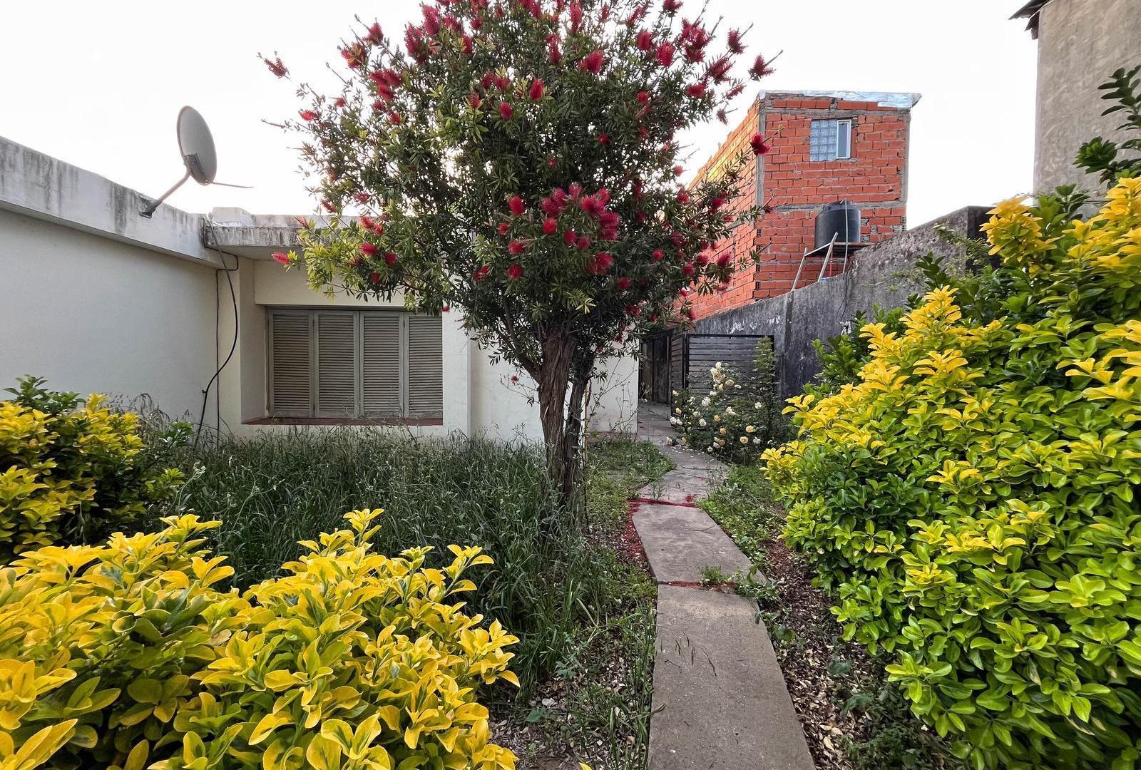 VENTA - Casa tres dormitorios, cochera y parque en Soldini