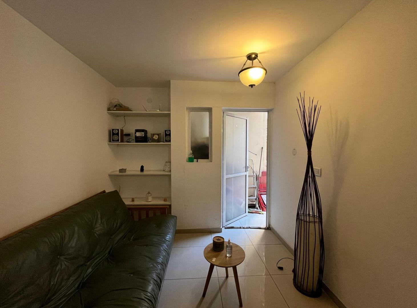 VENTA - Departamento de dos dormitorios con patio, centro, Rosario.