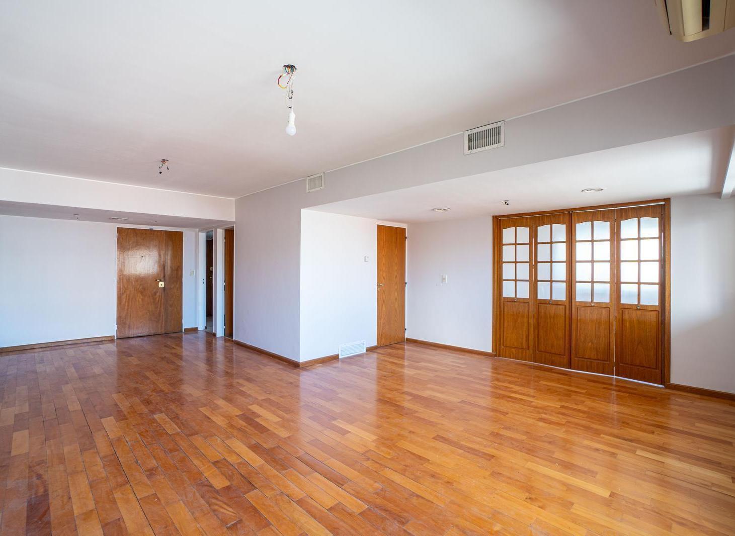 VENTA- Departamento 4 dormitorios. Con cochera. APTO CREDITO