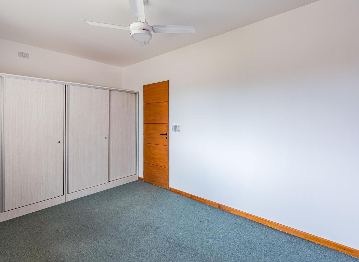 Foto de VENTA Casa al frente de dos plantas, tres dormitorios, cochera y, imagen 3