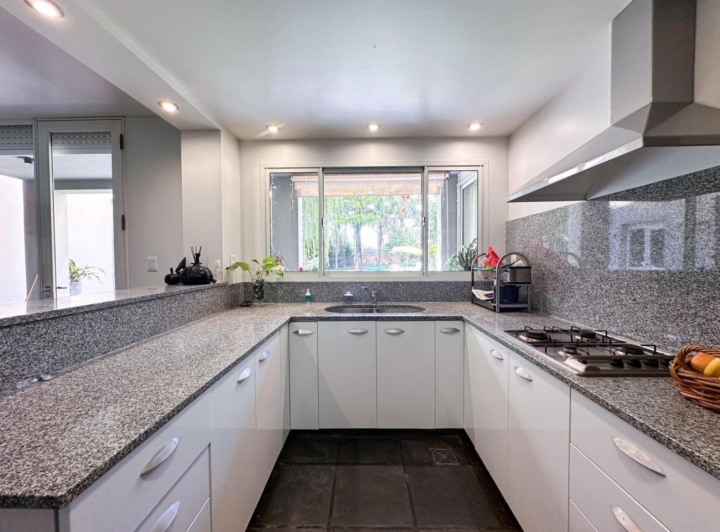 Foto de VENTA/PERMUTA - Casa de 3 Dormitorios, Cochera, Quincho, Jardín y Pileta - Cañada de Gomez., imagen 2