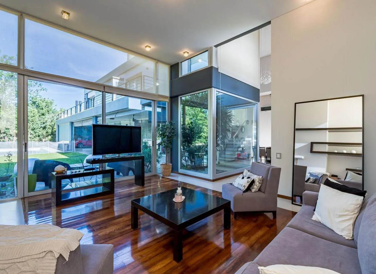 VENTA–Casa de 3 dormitorios con cochera doble y pileta. Funes Hills, Miraflores. Funes. 4