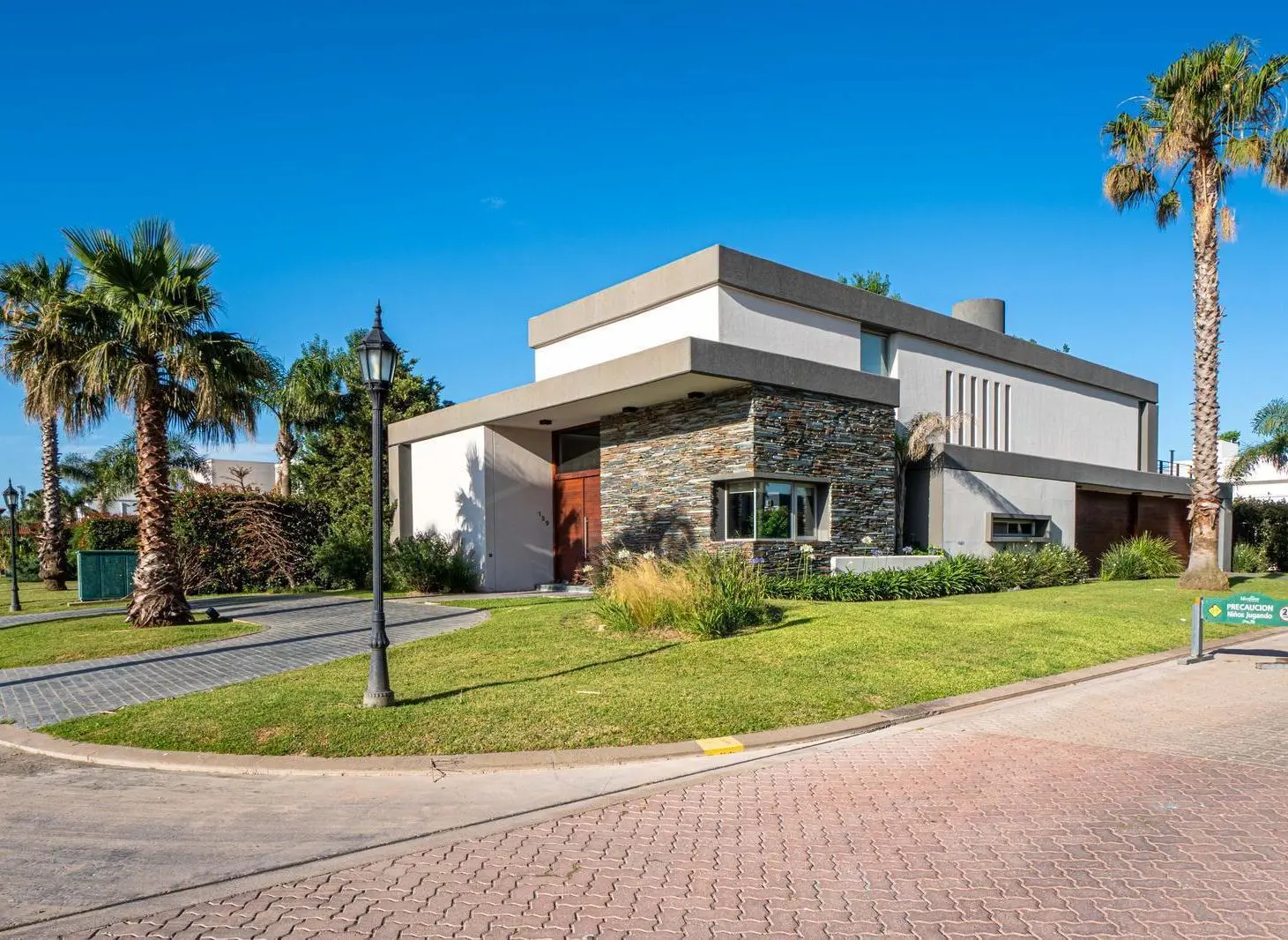 VENTA–Casa de 3 dormitorios con cochera doble y pileta. Funes Hills, Miraflores. Funes. 2