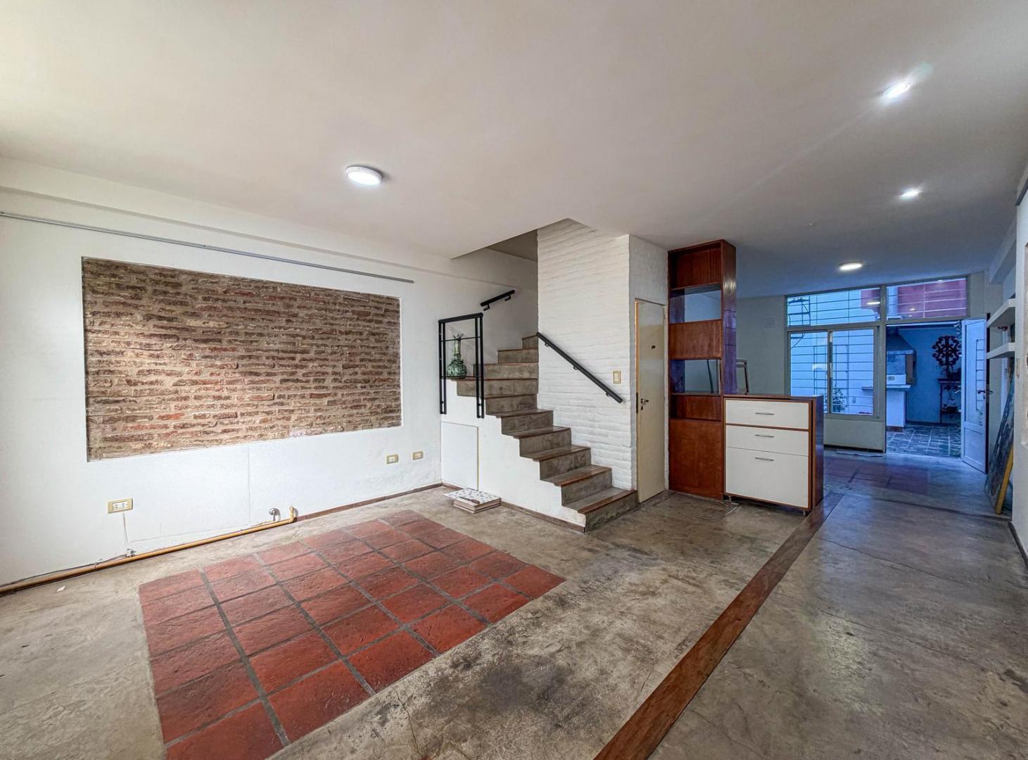 Foto de VENTA/ALQUILER - Casa tipo dúplex de 2 dormitorios con patio y terraza. Barrio Pichincha, Rosario., imagen 1