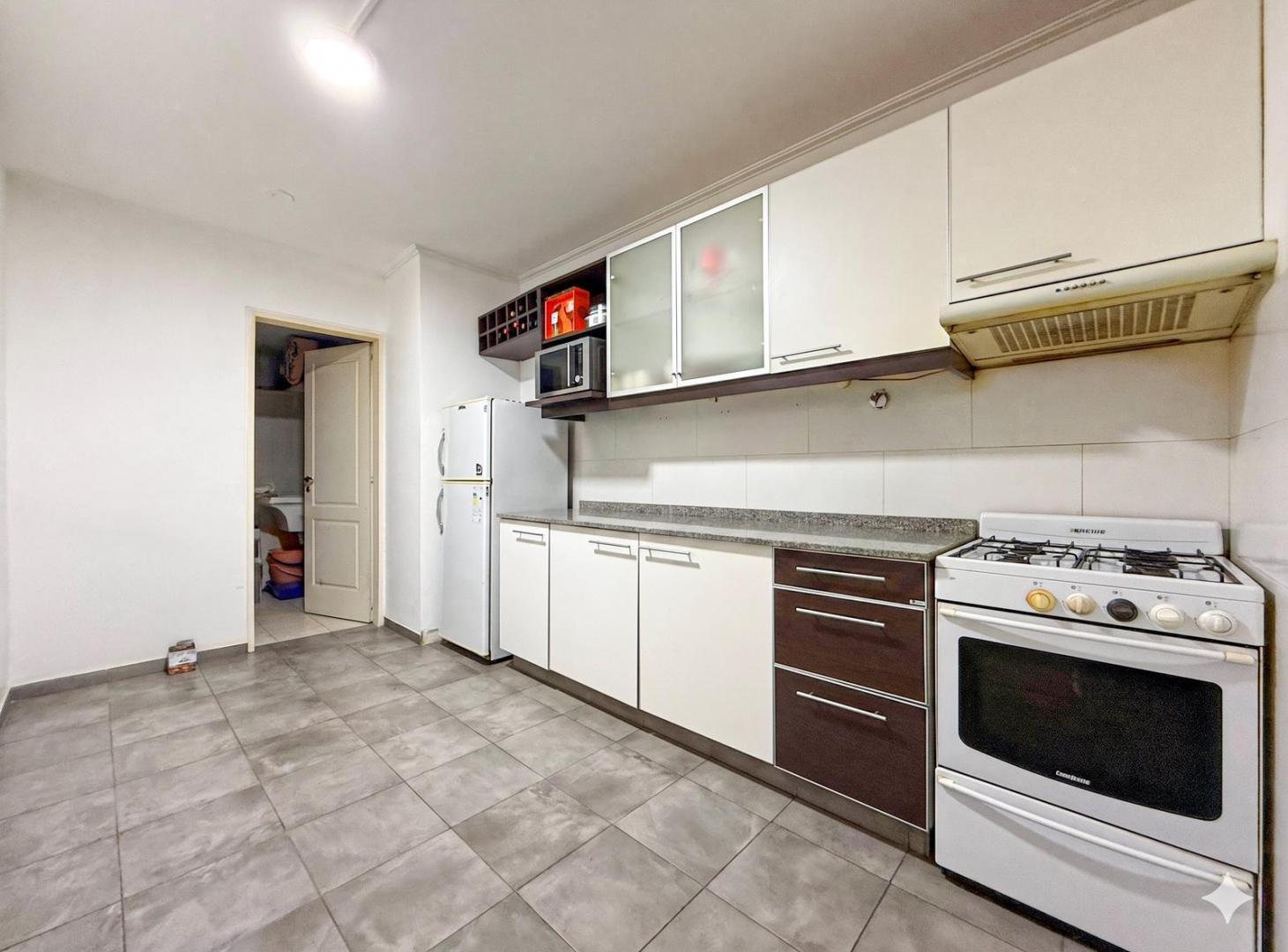 Foto de VENTA/PERMUTA: Departamento de 2 Dormitorios con Balcón y Cochera., imagen 2
