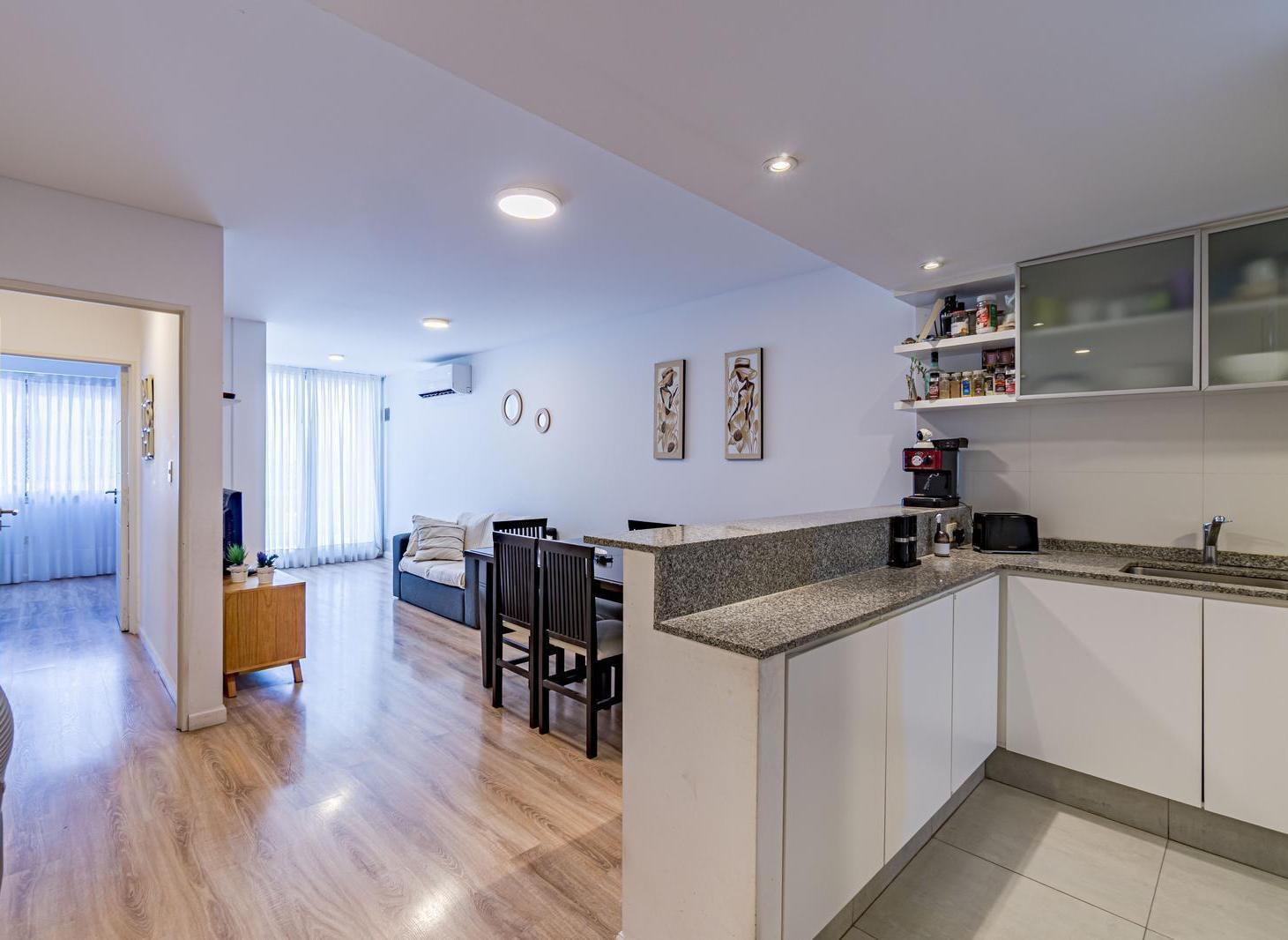 VENTA – Departamento de 2 dormitorios con balcón, amenities y cochera disponible. Barrio Abasto, Ros