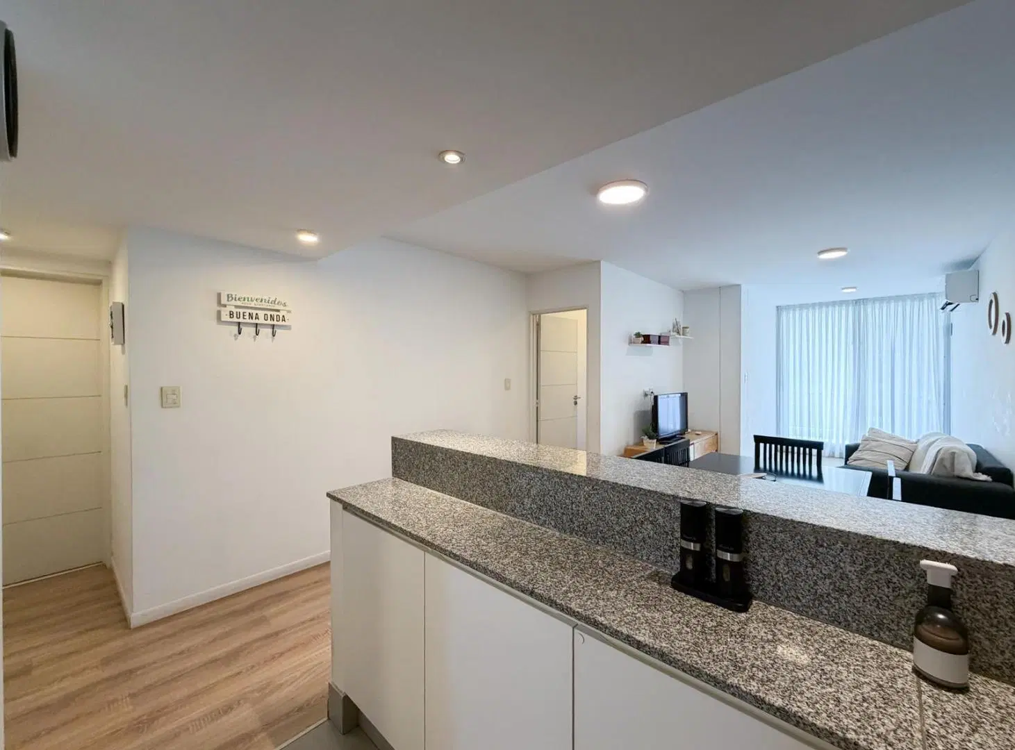 VENTA – Departamento de 2 dormitorios con balcón, amenities y cochera disponible. Barrio Abasto, Ros 4
