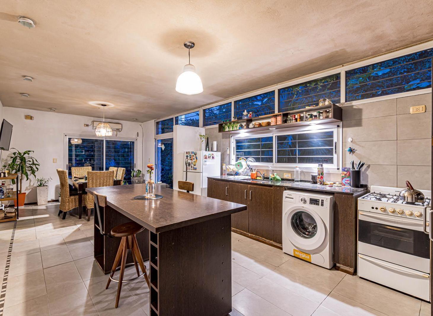 Foto de VENTA - Casa 3 dormitorios con patio y cochera pasante en barrio, imagen 2