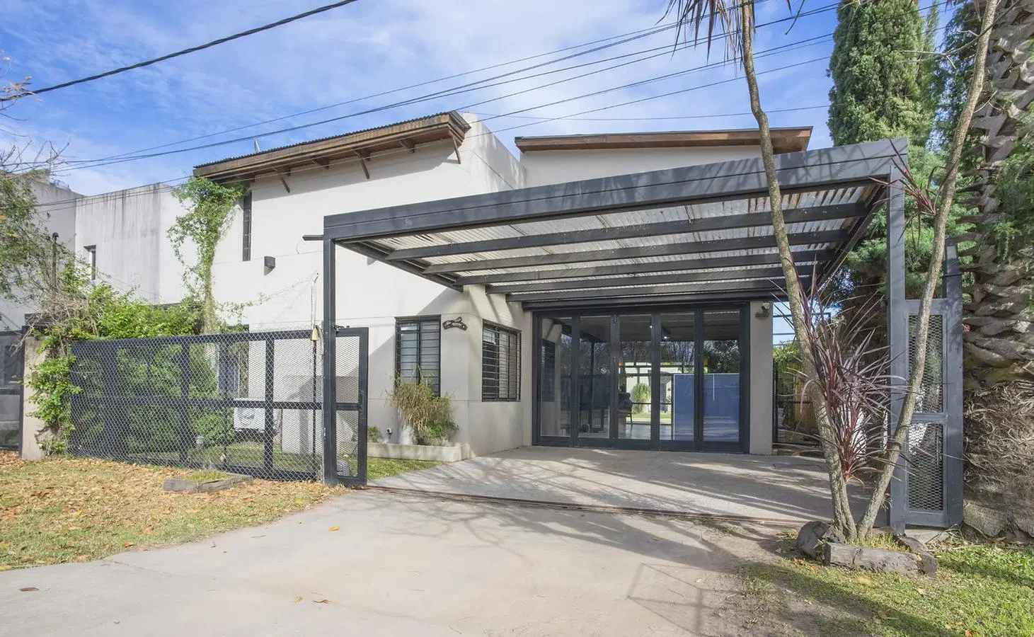 VENTA - Casa de 3 dormitorios con jardín y piscina. Ibarlucea. 3