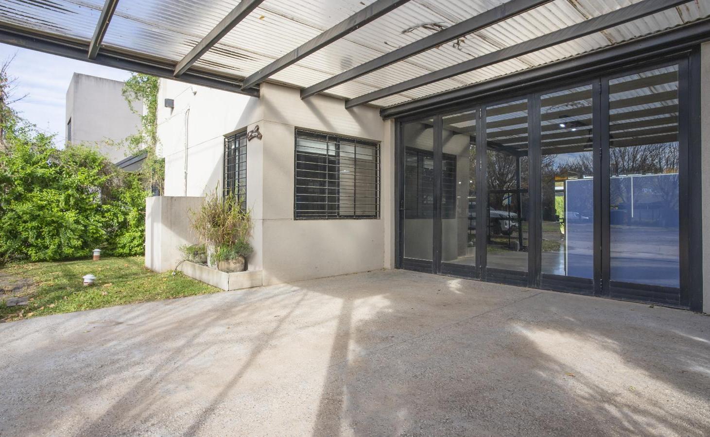 Foto de VENTA - Casa de 3 dormitorios con jardín y piscina. Ibarlucea., imagen 1