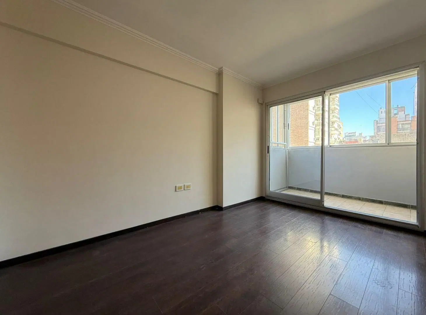 VENTA - Departamento de un dormitorio con doble balcón - Centro, Rosario. 5