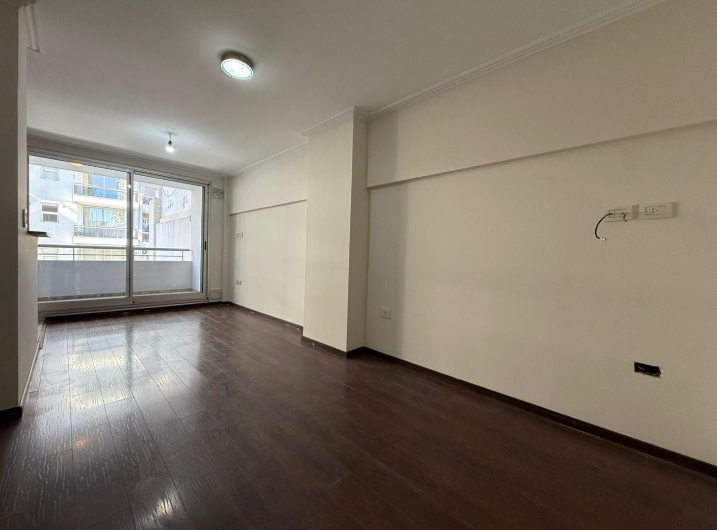 VENTA - Departamento de un dormitorio con doble balcón - Centro, Rosario.