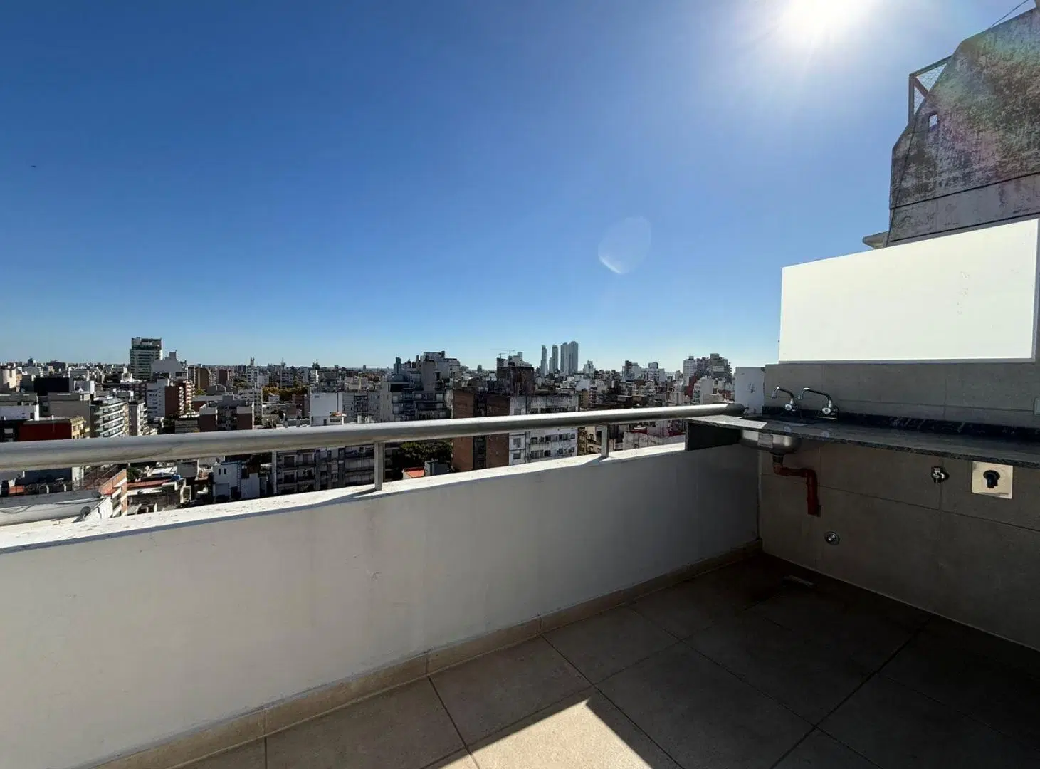 VENTA - Departamento de un dormitorio con doble balcón - Centro, Rosario. 3