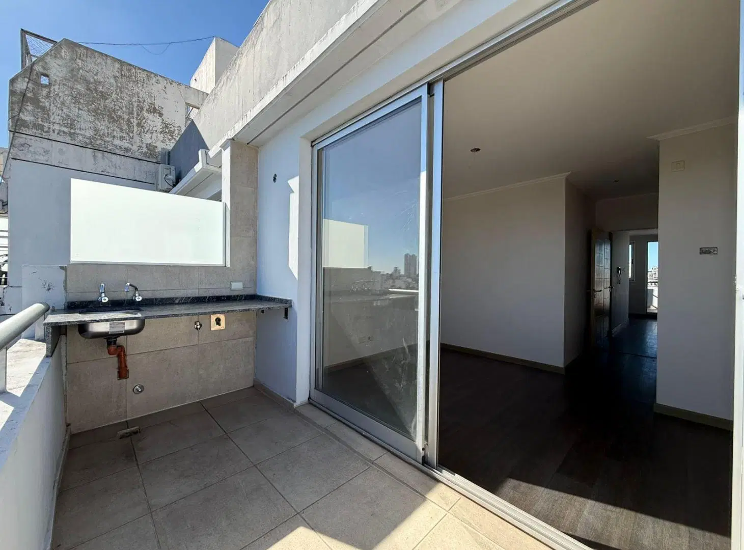 VENTA - Departamento de un dormitorio con doble balcón - Centro, Rosario. 4