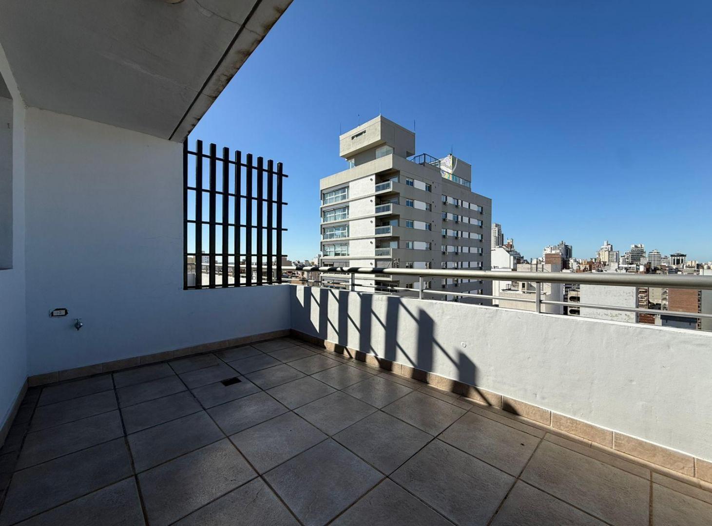 VENTA - Departamento de un dormitorio con doble balcón - Centro, Rosario.