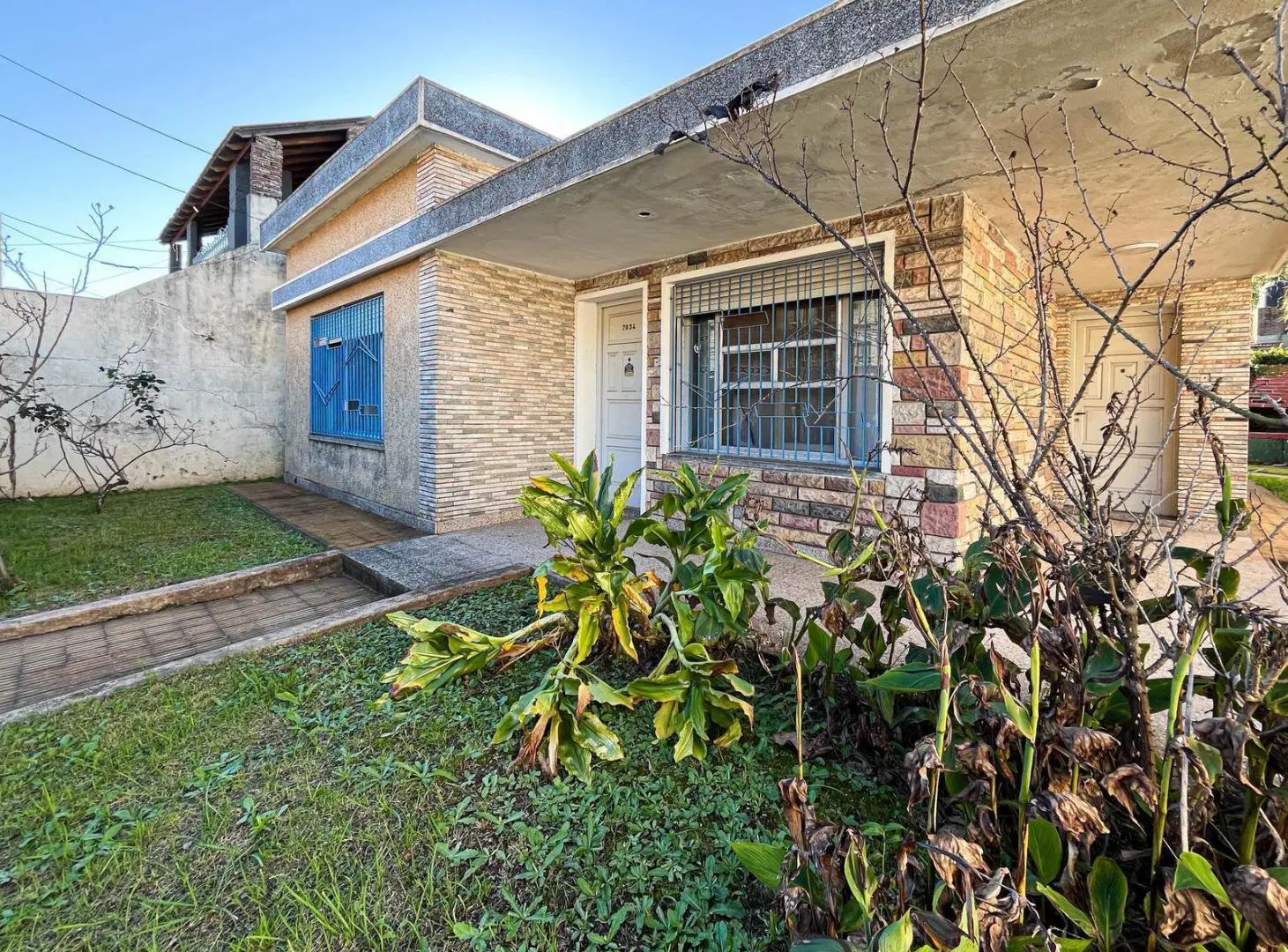 VENTA - Casa al frente, tres dormitorios, cochera y patio en Belgrano Rosario. 2