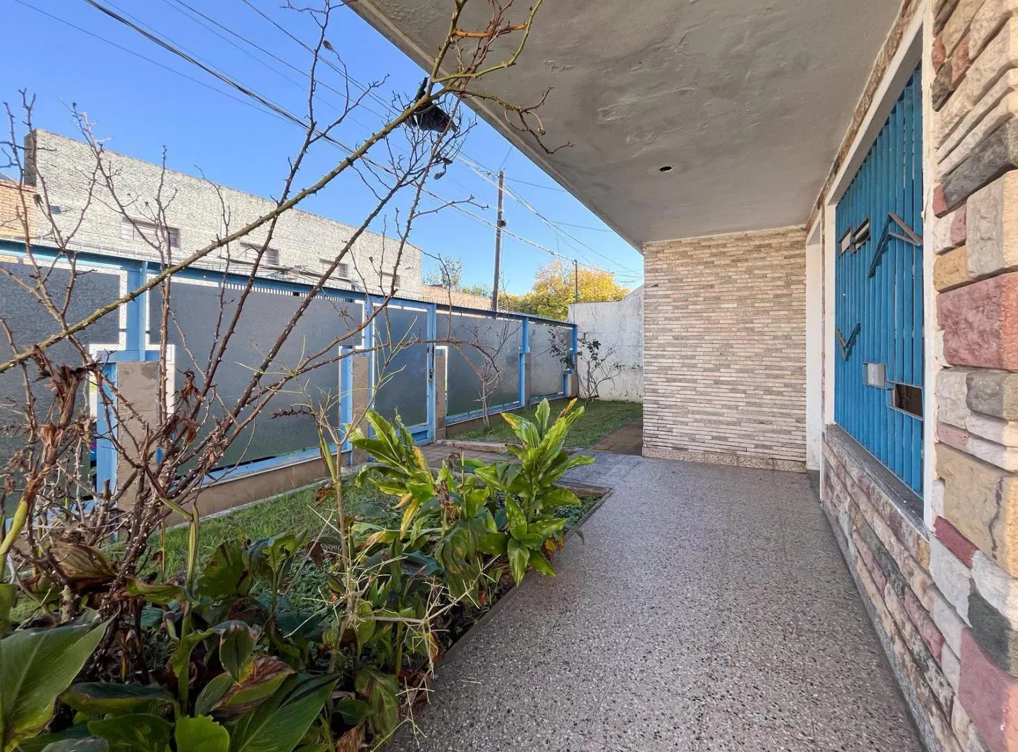 VENTA - Casa al frente, tres dormitorios, cochera y patio en Belgrano Rosario. 8