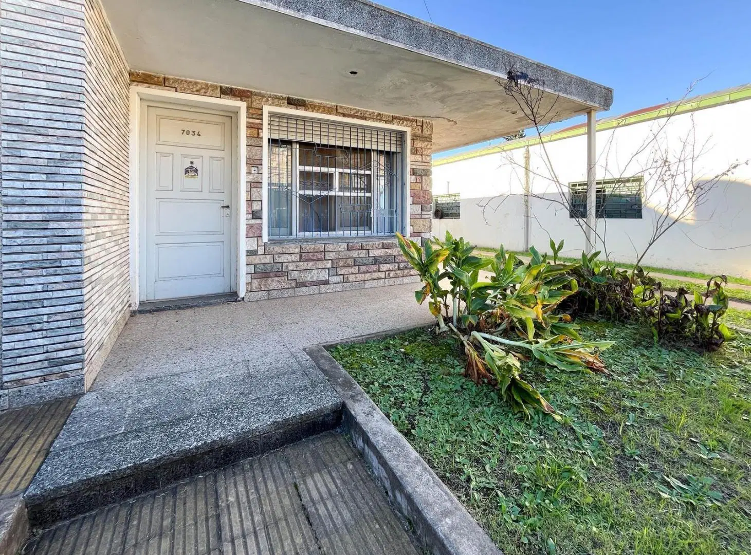 VENTA - Casa al frente, tres dormitorios, cochera y patio en Belgrano Rosario. 1
