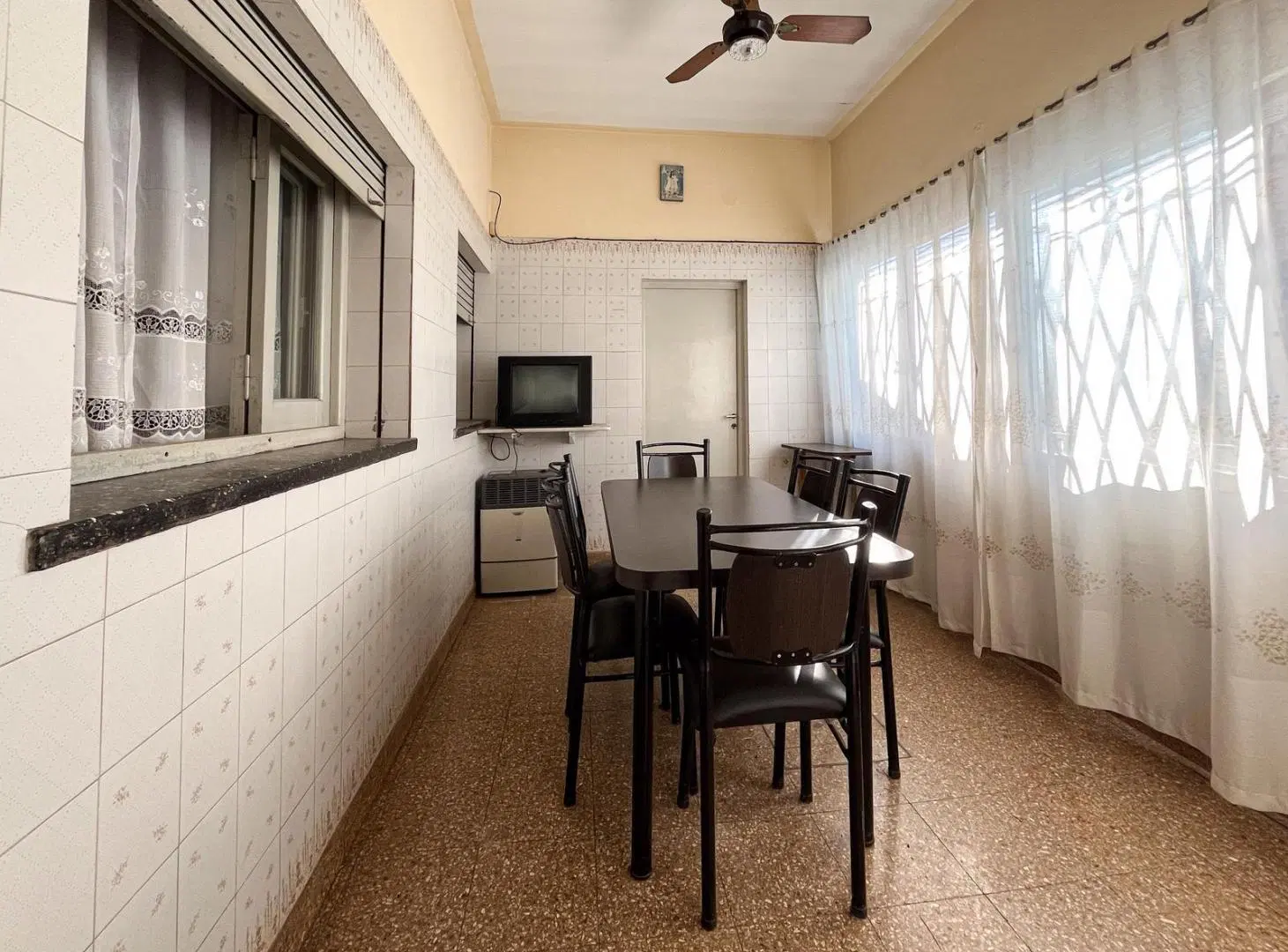 VENTA - Casa al frente, tres dormitorios, cochera y patio en Belgrano Rosario. 3