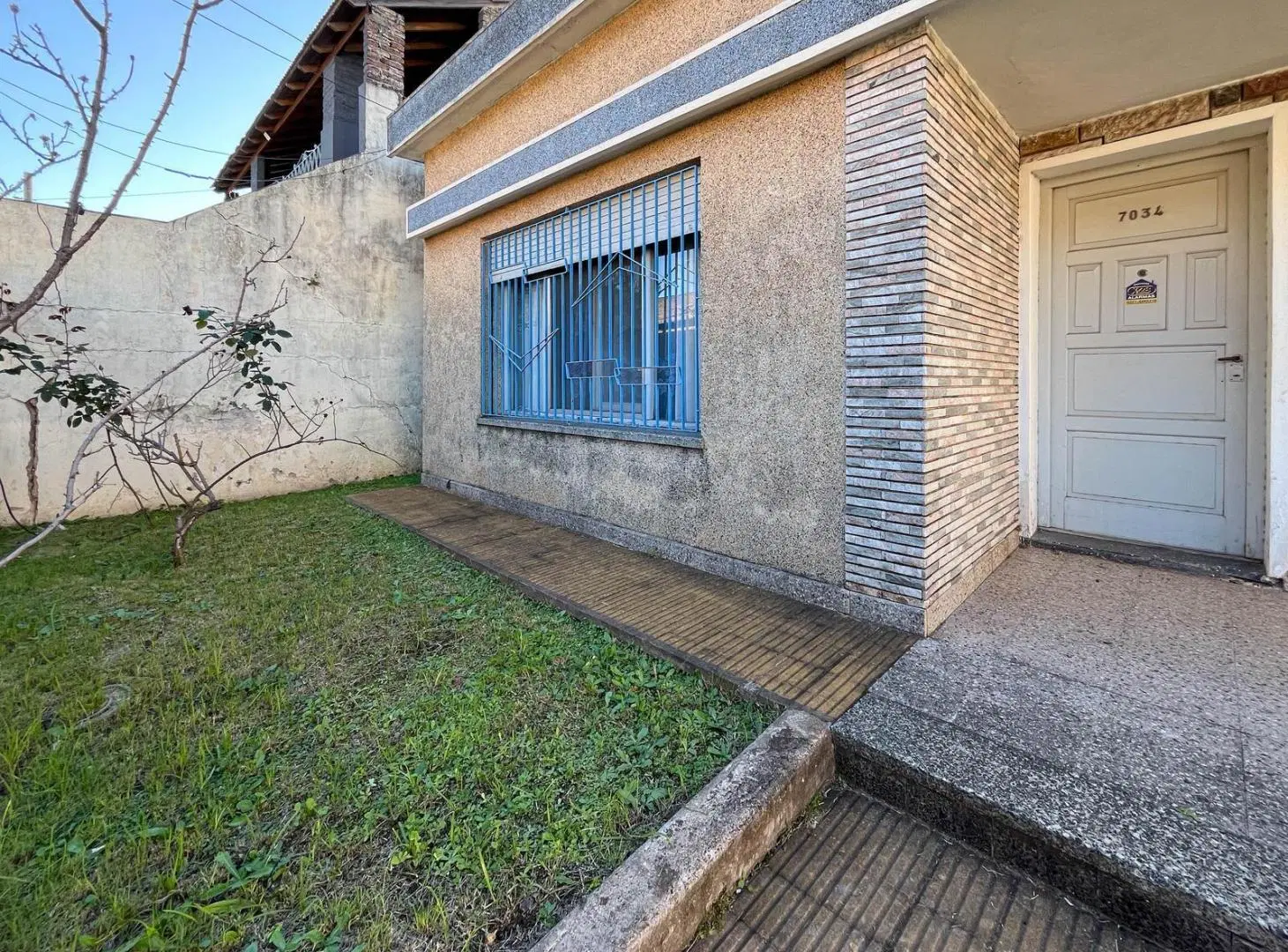 VENTA - Casa al frente, tres dormitorios, cochera y patio en Belgrano Rosario. 4