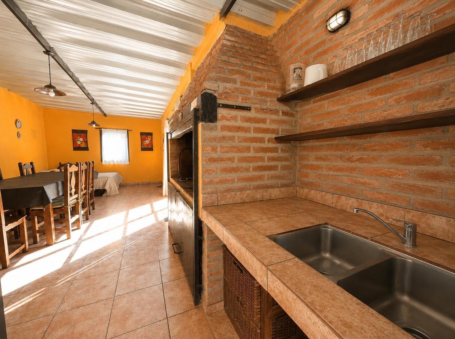 Foto de VENTA/PERMUTA - Casa de 2 Dormitorios, Quincho, Jardin y Pileta, imagen 5