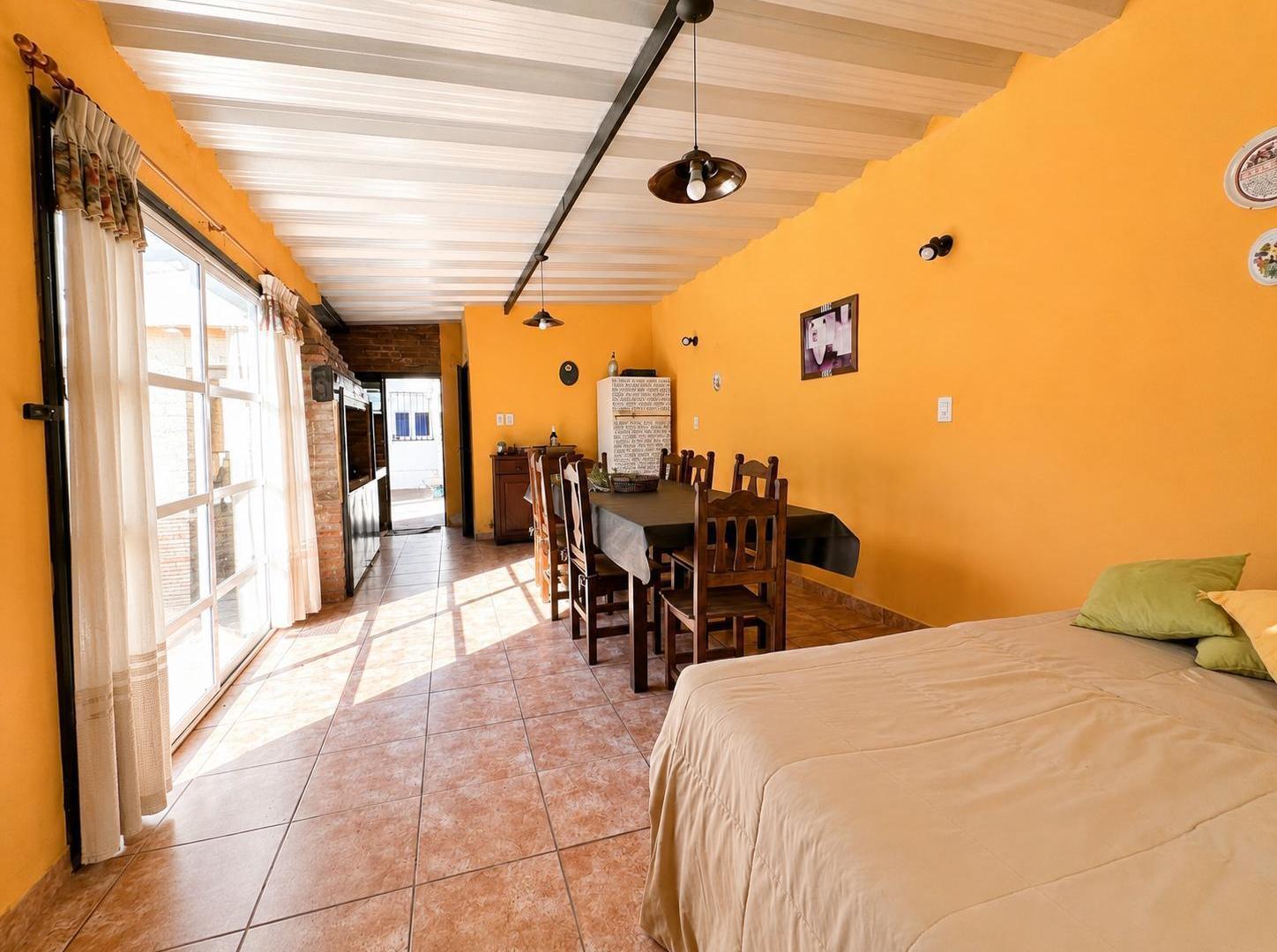 Foto de VENTA/PERMUTA - Casa de 2 Dormitorios, Quincho, Jardin y Pileta, imagen 2