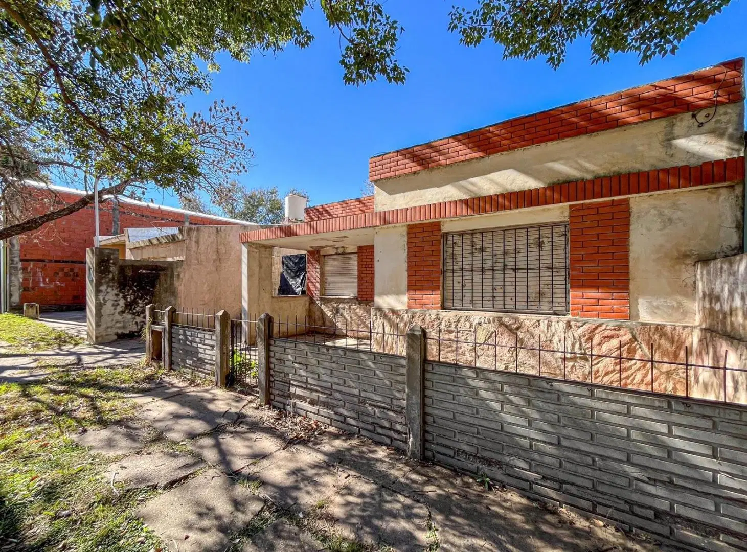VENTA/ PERMUTA- Casa de 2 dormitorios, cochera y jardín a reciclar- Cañada de Gómez, Santa Fe 2
