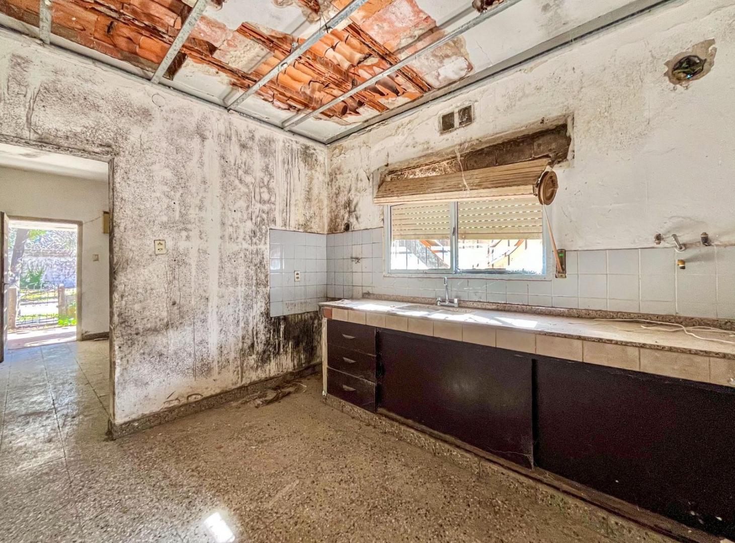 Foto de VENTA/ PERMUTA- Casa de 2 dormitorios, cochera y jardín a reciclar, imagen 4