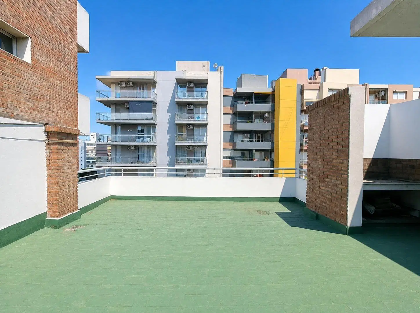 VENTA/PERMUTA. Departamento de 1 dormitorio con balcón al frente en Barrio Abasto. 5