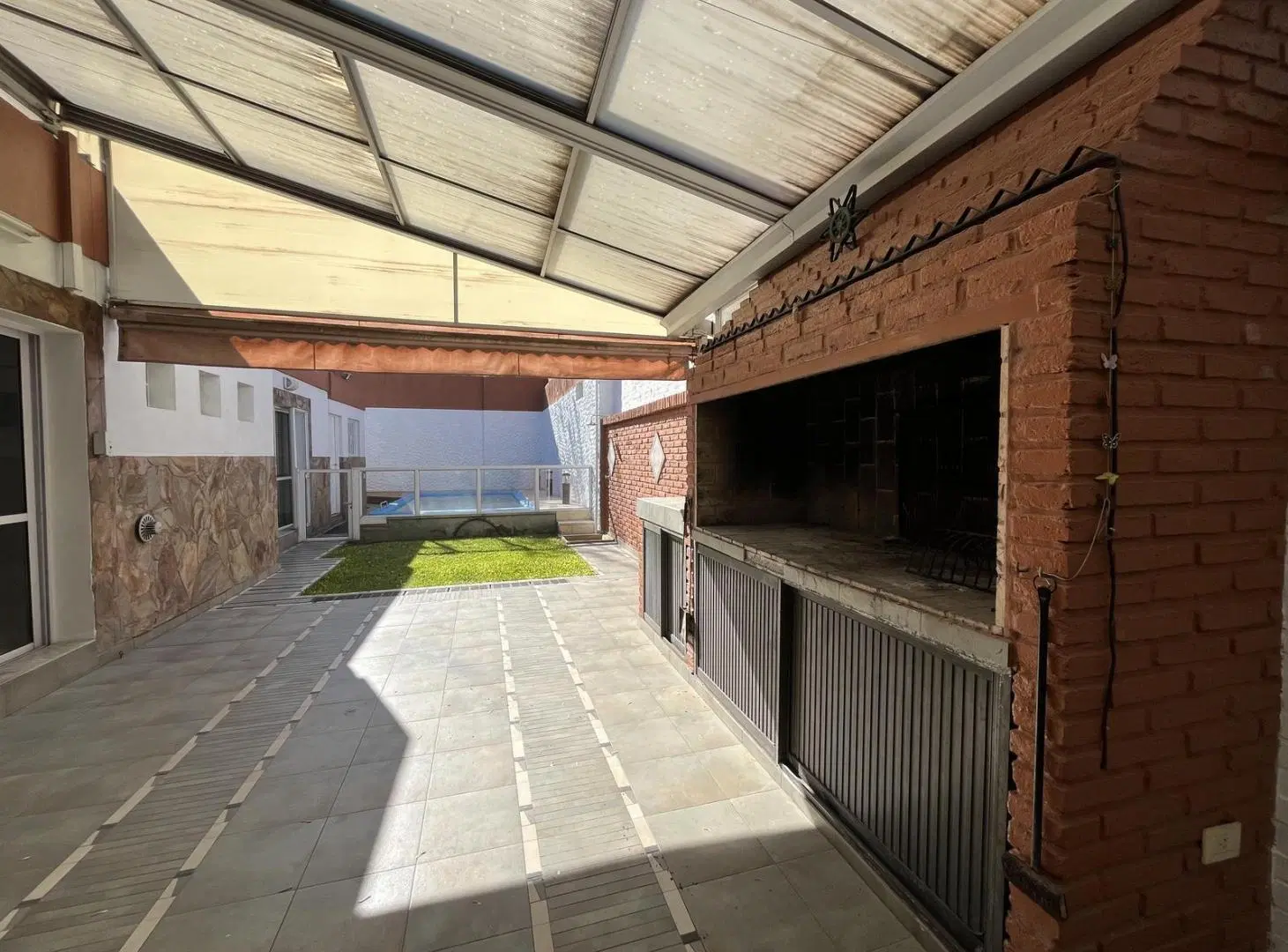 VENTA/PERMUTA-Casa al frente 3 dormitorios,cochera, quincho y piscina en barrio Las Delicias Rosario 2