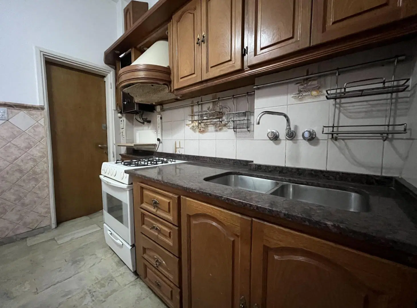 VENTA/PERMUTA-Casa al frente 3 dormitorios,cochera, quincho y piscina en barrio Las Delicias Rosario 1