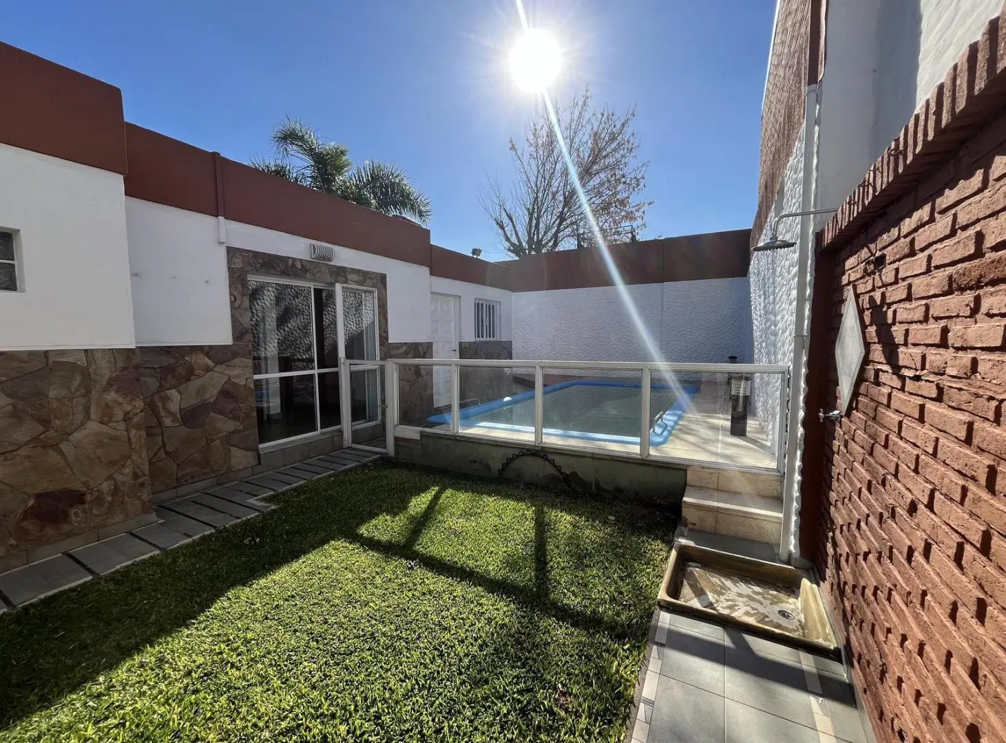 VENTA/PERMUTA-Casa al frente 3 dormitorios,cochera, quincho y piscina en barrio Las Delicias Rosario 4