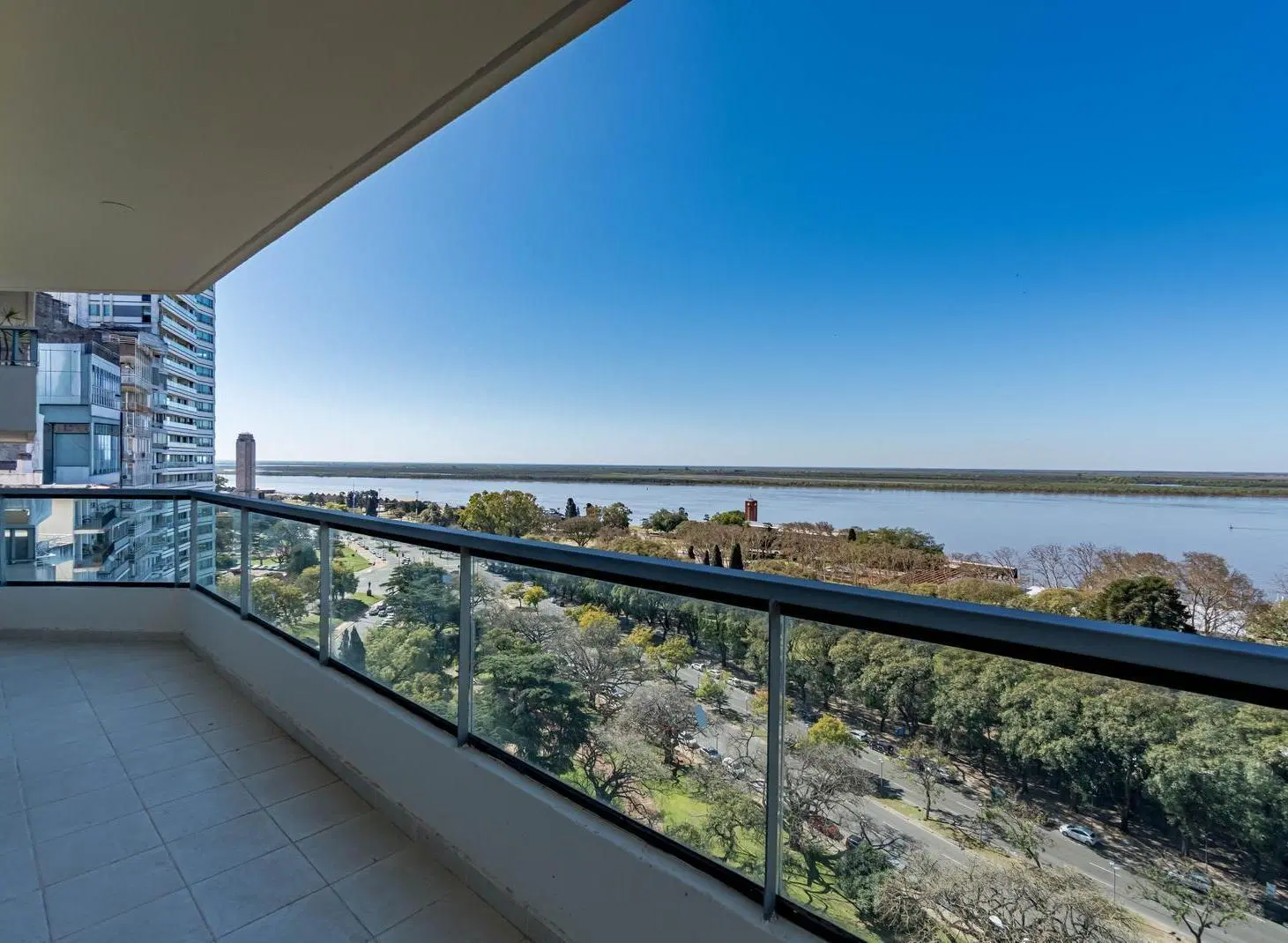 VENTA -Departamento de 1 dormitorio con cochera. Martin, Rosario. Amenities. 3