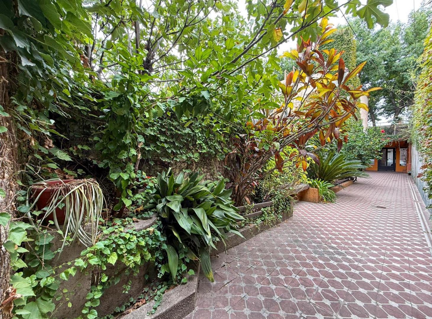 VENTA - Casa de pasillo de dos dormitorios, patio chico y terraza - República de la Sexta, Rosario.