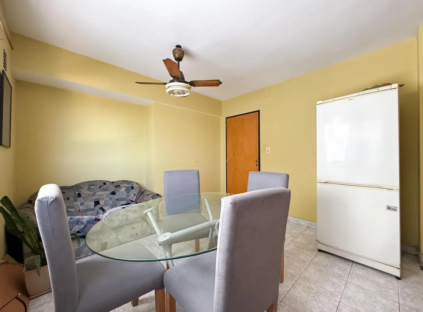 VENTA - Departamento de dos dormitorios con cochera, en Barrio Echesortu,  Rosario. 2