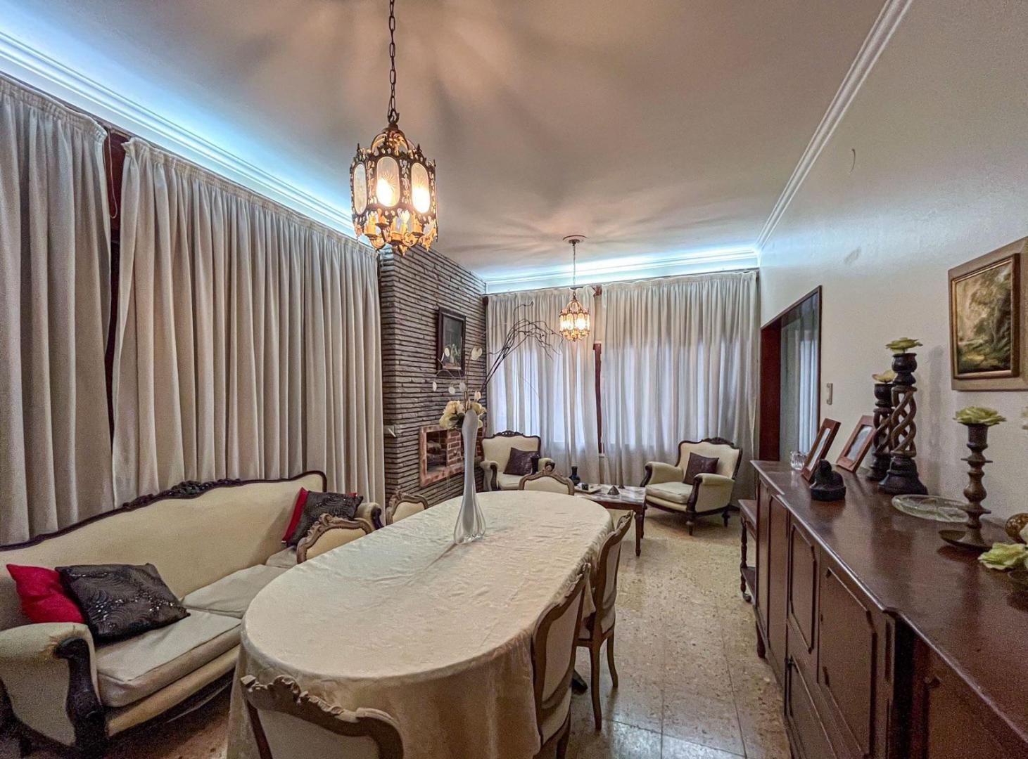 VENTA/ PERMUTA- Casa de 2 dormitorios, cochera y jardín -Cañada De Gómez