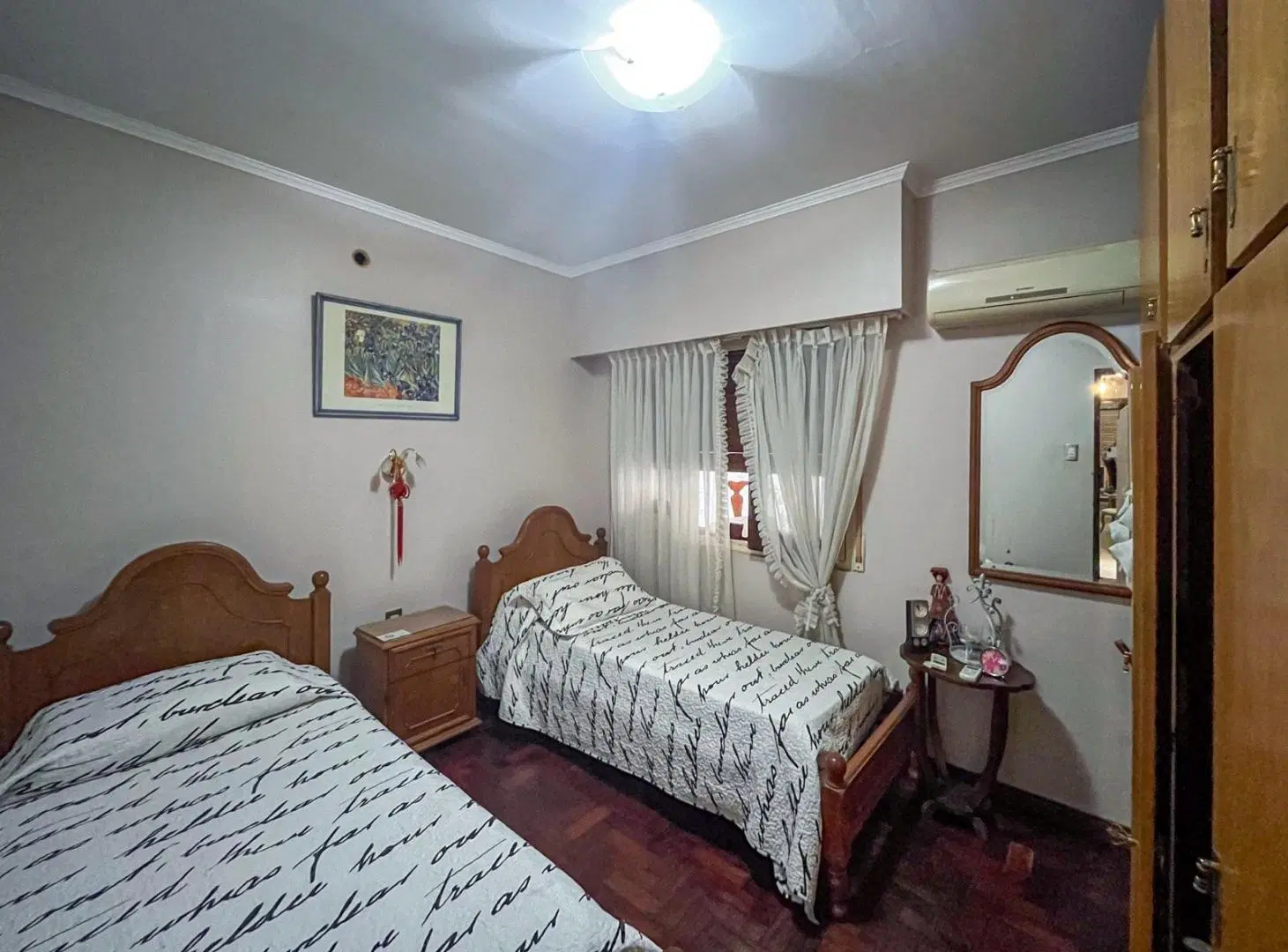 VENTA/ PERMUTA- Casa de 2 dormitorios, cochera y jardín -Cañada De Gómez 5