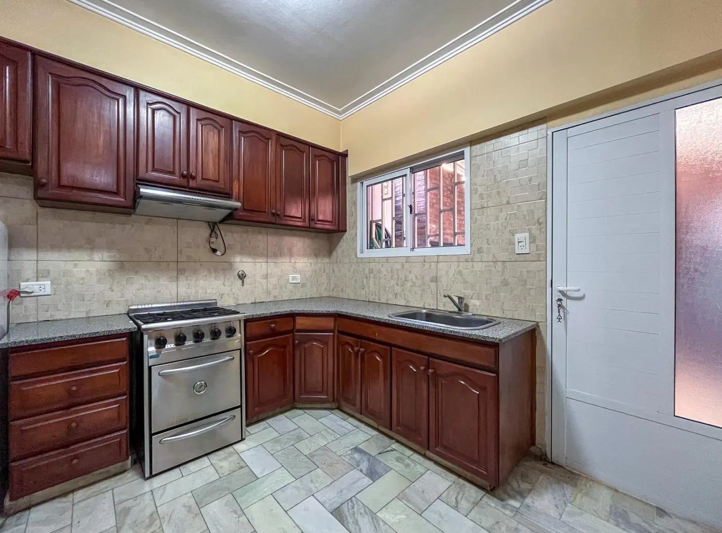 Casa 4 dormitorios con patio y parrillero en Luis Agote, Rosario. 4