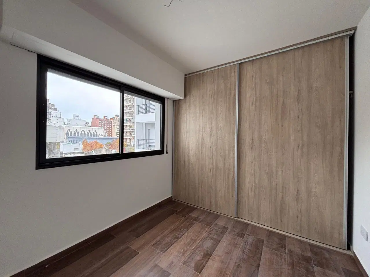 VENTA – Departamento de un dormitorio Interno con balcón. Juan Manuel de Rosas 1158 Piso 4 F . Barri 2