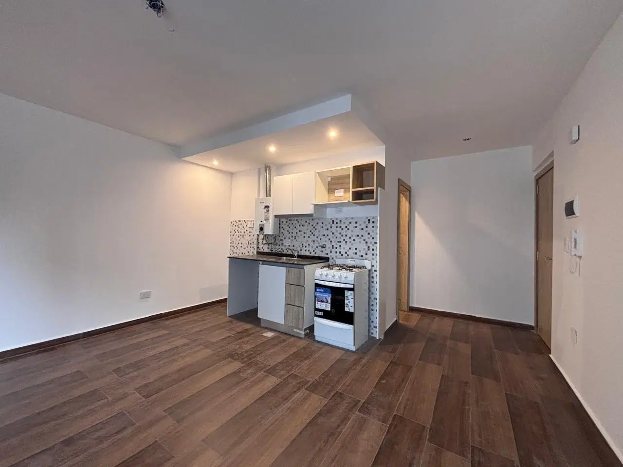 VENTA – Departamento de un dormitorio Interno con balcón. Juan Manuel de Rosas 1158 Piso 4 F . Barri 5