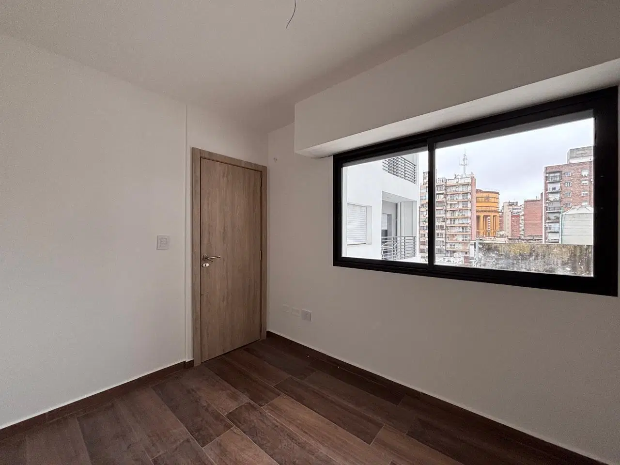 VENTA – Departamento de un dormitorio Interno con balcón. Juan Manuel de Rosas 1158 Piso 4 F . Barri 1