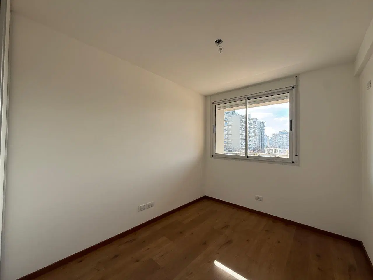 ALQUILER - Departamento de dos dormitorios con balcon - Lourdes, Rosario. 3